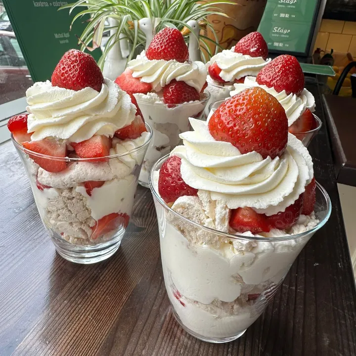 Jen tři poctivé ingredience
Jahody 🍓 
Šlehačka 
Pusinky

Nic víc nic míň..