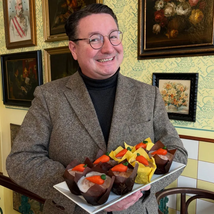 Náš mrkvový dort přichází v nové podobě — jako mrkvový muffin.🥕🧁