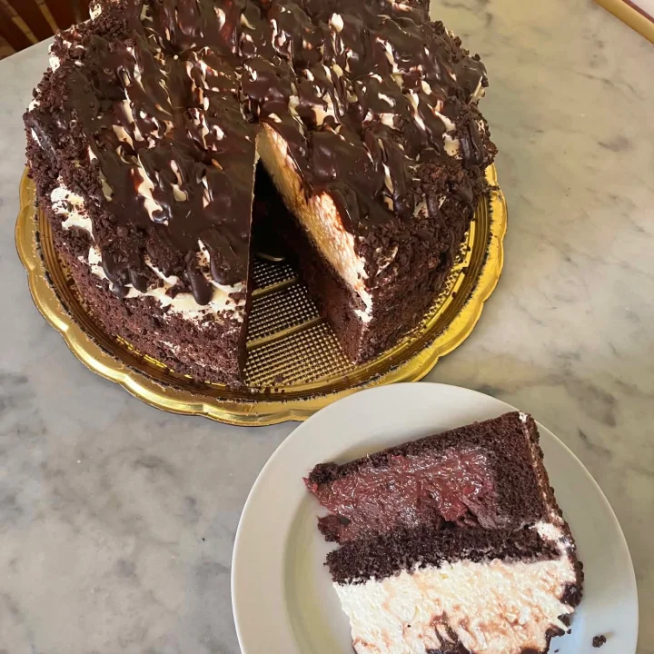 Máte chuť na něco sladkého? Dnes doporučujeme griotkový dort. 🍒🍰