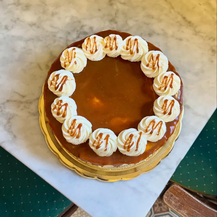 Náš jemný lehký šlágr - Ananasový dort se slaným karamelem. Tento víkend ve Šlágru v nabídce