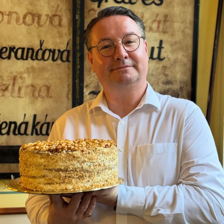 Společně s paní cukrářkou jsem pro vás vymyslel ARAŠÍDOVÝ MEDOVNÍK se slaným karamelem.