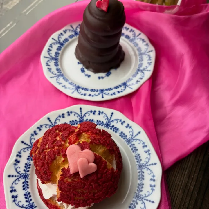 Větrník a indiánek – zákusky speciálně připravené pro valentýnskou nabídku 💕

#valentyn2026 #prahacafe #prahadesserts #valentyn #kavarnapraha