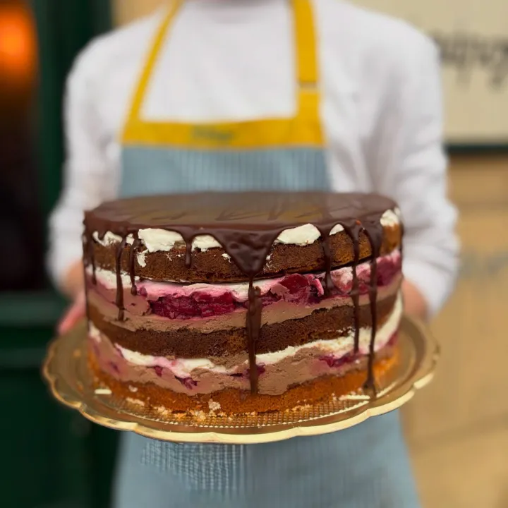 Za odměnu višňový Šlágr dort.
Dnešní vysvědčení: malý úspěch, velký kus dortu. 🍒