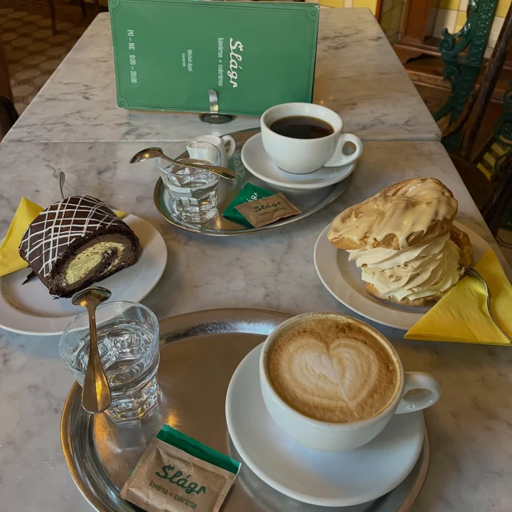 Víkend je tu! 🌞
Přijďte si ho zpříjemnit šálkem dobré kávy a něčím sladkým z naší nabídky. ☕️🍰

#kavarnavinohrady #kavarnapraha #praguecoffee