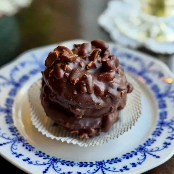 Už jste vyzkoušeli naše PRAŽSKÉ KOULE ? Původní český zákusek s praženými arašídy a poctivým čokoládovým krémem.