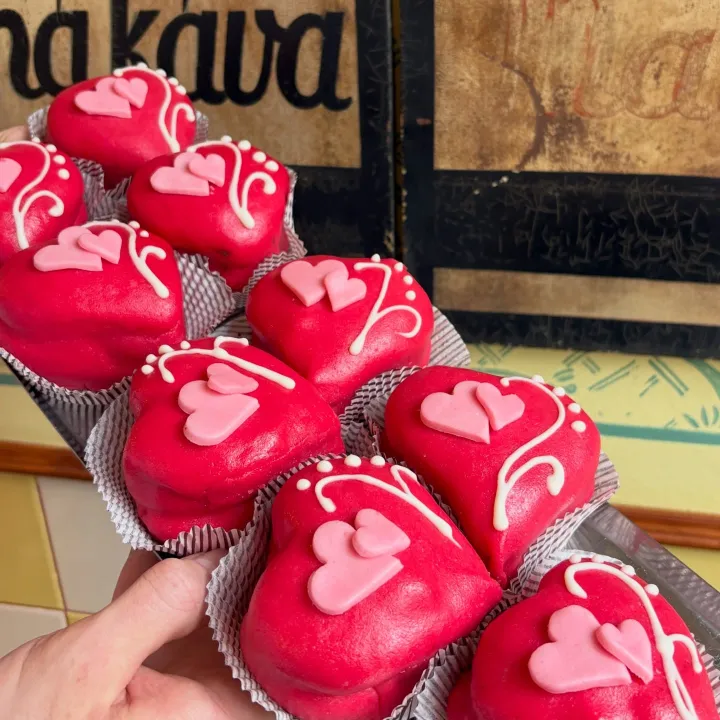 Valentýnské brambory – marcipánové srdce s čokoládovým krémem a piškotem 🩷

#valentyn2026 #kavarnavinohrady #kavarnapraha