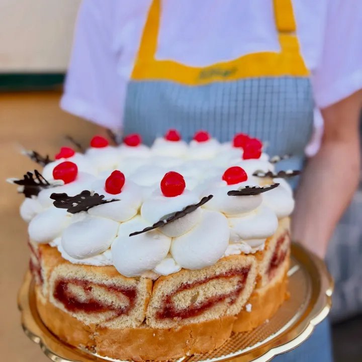 Roláda s rybízovou marmeládou, šlehačka a rozvar z hrušek🍐